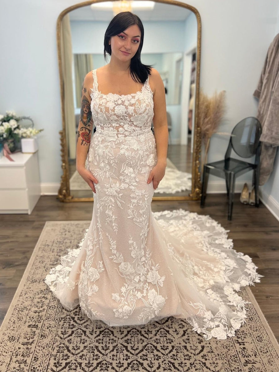 Fitted wedding dress outlet with detachable skirt